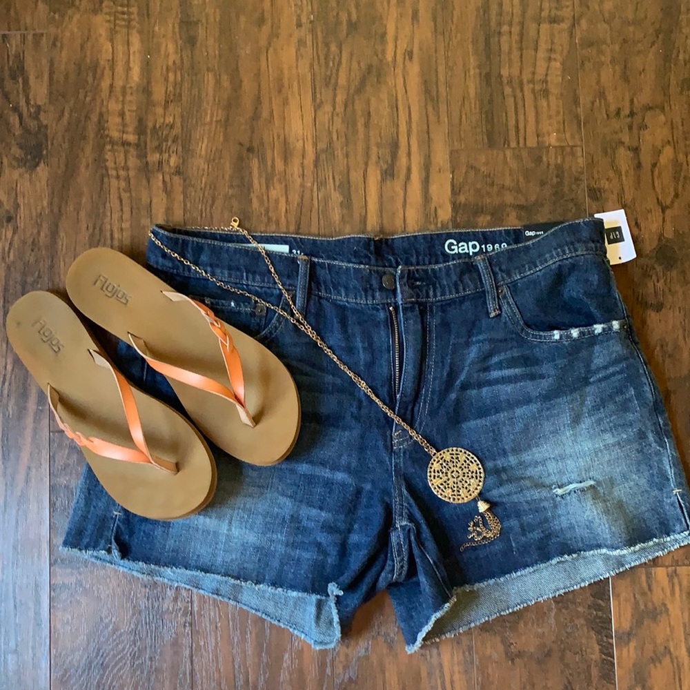 Gap distressed denim shorts 3.5” size 31